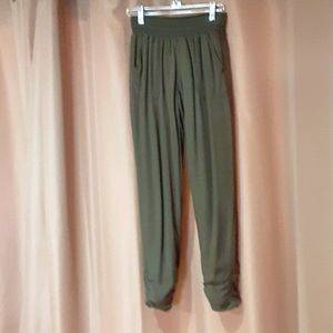 So size XS pull on comfy pants.